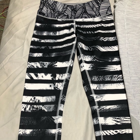 Lululemon Pace Rival + Wunder Under Crop sz.4 - Picture 2 of 9